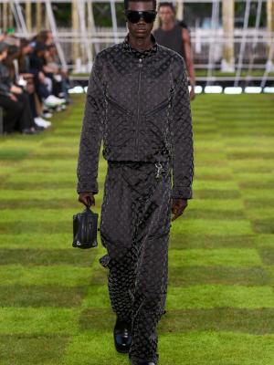 Louis Vuitton menswear весна-лето 2025  (103245-louis-vuitton-menswear-ss-03.jpg)