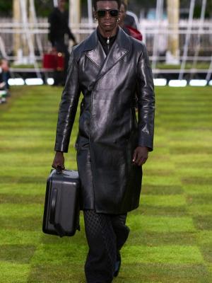 Louis Vuitton menswear весна-лето 2025  (103245-louis-vuitton-menswear-ss-04.jpg)