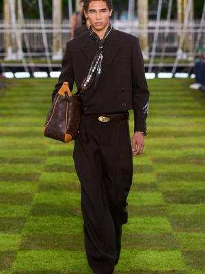 Louis Vuitton menswear весна-лето 2025  (103245-louis-vuitton-menswear-ss-07.jpg)