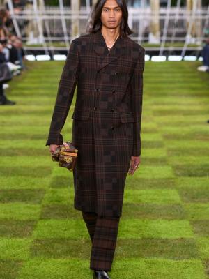 Louis Vuitton menswear весна-лето 2025  (103245-louis-vuitton-menswear-ss-08.jpg)