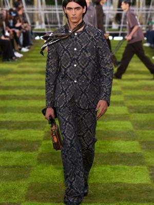 Louis Vuitton menswear весна-лето 2025  (103245-louis-vuitton-menswear-ss-09.jpg)