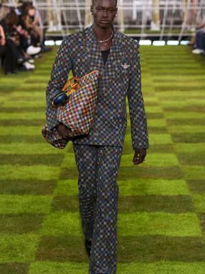 Louis Vuitton menswear весна-лето 2025  (103245-louis-vuitton-menswear-ss-12.jpg)