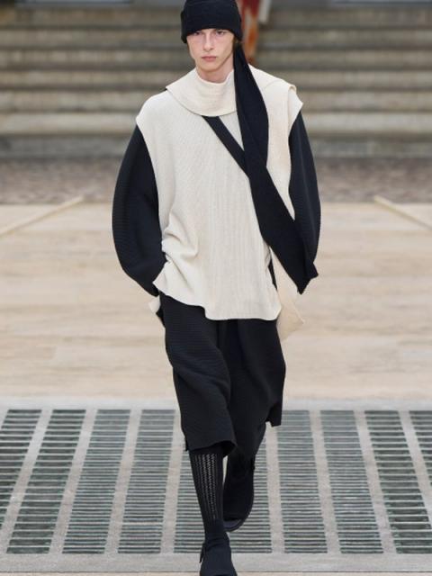 Issey Miyake menswear весна-лето 2025 (103340-issey-miyake-menswear-ss-09.jpg)