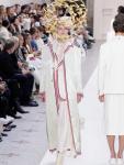 Кутюрная коллекция Thom Browne осень-зима 2024 была посвящена предстоящим Олимпийским играм, чем объясняется сочетание спортивной эстетики и высокой моды. Образы были сделаны в основном из неокрашенного муслина, хлопчатобумажной ткани, обычно используемой для создания выкроек.