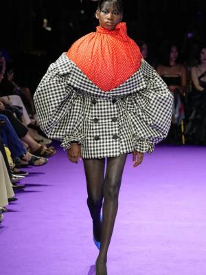 Кутюрная коллекция Viktor&Rolf осень-зима 2024 (103548-viktor-rolf-fw-02.jpg)