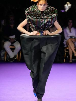 Кутюрная коллекция Viktor&Rolf осень-зима 2024 (103548-viktor-rolf-fw-03.jpg)