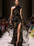 Коллекция Elie Saab haute couture осень-зима 2024 отличилась минималистским началом, где изделия были более сдержанными и без лишних украшений. В финале были представлены платья, олицетворяющие склонность дизайнера создавать незабываемые зрелища.