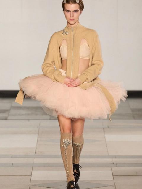 Коллекция Simone Rocha весна-лето 2025 (104397-simone-rocha-ss-2025-04.jpg)