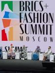 В программе BRICS+ Fashion Summit принимают участие представители более 100 стран. На пленарной сессии «Культурные апроприации как прием. Особенности использования и проблемы рецепции» спикеры обсуждали глобальный вопрос: где грань между вдохновением национальной культурой и культурной апроприацией? Как не обидеть представителя коренной культуры, заимствовав его визуальные символы, и можно ли вообще это делать? Спикеры рассказали, что в национальных костюмах, предметах искусства и других элементах культуры много символизма, глубинных смыслов – поэтому копирование этих элементов без их понимания неприемлемо. Вдохновляясь традицией, дизайнер должен хорошо изучить, что стоит за тем или иным стилем, цветом, орнаментом, что они означают. Кроме того, существует проблема, когда уникальные изделия, созданные коренными народами, копируются западными брендами и продаются по более высоким ценам.