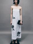 Коллекция Erdem pre-fall 2025, созданная в сотрудничестве с художницей Кей Доначи, объединяет моду и искусство посредством дизайнов, вдохновленных историческими женщинами. Результатом является сочетание элегантности и богемного очарования.