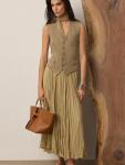 Коллекция Ralph Lauren pre-fall 2025 включает в себя множество ключевых вещей, которые подчеркивают фирменный стиль бренда. Строгие блейзеры и широкие брюки отсылают к корням бренда в стиле преппи, а струящиеся платья и юбки привносят ощущение романтизма. Трикотаж также играет важную роль: объемные свитера и кардиганы обеспечивают комфорт, но не за счет стиля.