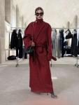 Коллекция Balenciaga pre-fall 2025 в очередной раз продемонстрировала любовь Демны к гротескной деконструкции. Об этом свидетельствуют трикотажные трусы, разрезанные, чтобы носить их как микроюбки, или мегашарфы, сделанные из разрезанных пальто и тренчей.