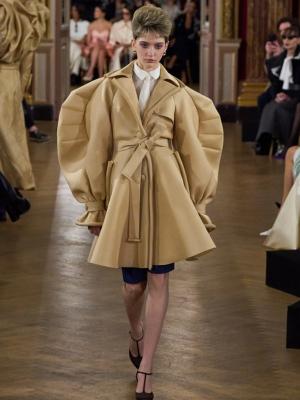 Коллекция Viktor & Rolf весна-лето 2025 (SS-2025) (106256-viktor-rolf-ss-01.jpg)