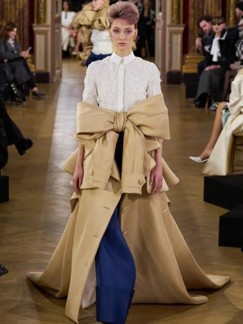 Коллекция Viktor & Rolf весна-лето 2025 (SS-2025) (106256-viktor-rolf-ss-04.jpg)