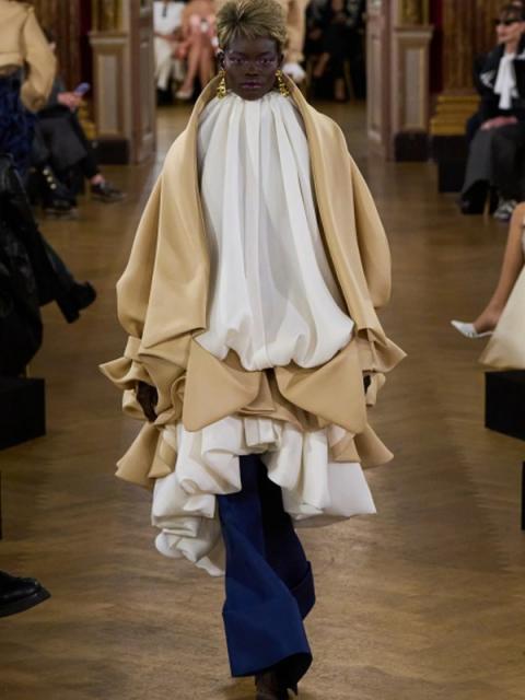 Коллекция Viktor & Rolf весна-лето 2025 (SS-2025) (106256-viktor-rolf-ss-05.jpg)