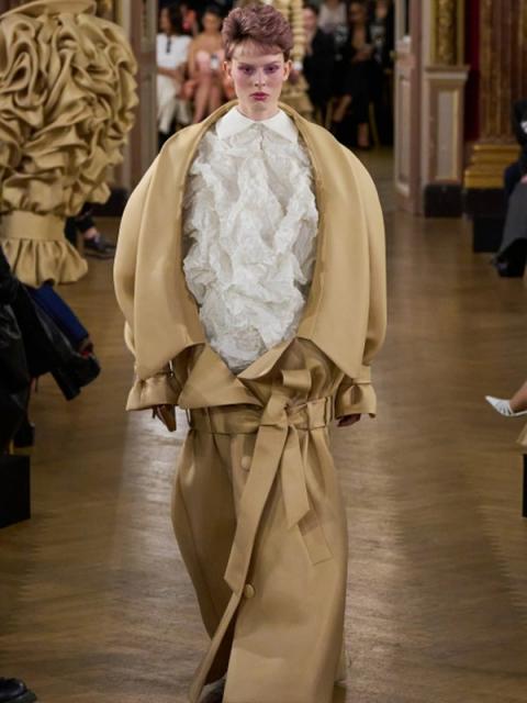 Коллекция Viktor & Rolf весна-лето 2025 (SS-2025) (106256-viktor-rolf-ss-07.jpg)