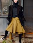 Proenza Schouler представил лукбук коллекции осень-зима 2025/26. Каждый элемент коллекции гармонично сочетает естественную простоту с элегантностью городского стиля. Это выражается через использование натуральных тканей, включая шерсть и кожу, а также особое внимание к фактурам и текстурам изделий.