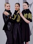 24 мая 2025 года открылась XXI Ulyanovsk Fashion Week – самая масштабная за всю историю проекта. Первый день мероприятия превратился в праздник российской моды, собравший цвет индустрии и представителей власти. Цереминию открытия и первые показы недели посетили заместитель председателя правительства Ульяновской области Марина Алексеева и руководитель центра «Мой бизнес» Руслан Гайнетдинов, подчеркнувшие стратегическое значение события для развития региональной лёгкой промышленности.