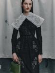 Коллекция Erdem resort 2026 – это рассказ о смелости и красоте, рассказанный на языке исторических силуэтов и флористических узоров. Эрдем Моралиоглу вновь погружается в глубокий культурный пласт, вдохновляясь эпохой Просвещения и личностью Марии Сибиллы Мериан – художника и натуралиста XVII века.