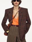 Бренд Saint Laurent представил женскую коллекцию pre-fall 2025. Энтони Ваккарелло вдохновился эстетикой 1960-х и переосмыслил характерные силуэты того времени. В коллекции нашли место клетчатые жакеты и юбки, кожаные куртки в духе рок-н-ролла и винтажные блузки. 