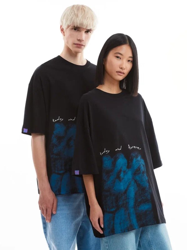 Ozon х ТВОЕ выпустили совместную коллекцию футболок с принтами от художников арт-проекта Ozon Баллон  (107479-ozon-tvoe-05.jpg)