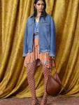 В коллекции Etro resort 2026 Марко де Винченцо продолжает развивать фирменную эстетику бренда, делая ставку на изящную игру принтов и орнаментов. Образы дополняют пышные оборки, кружевные интарсии и тонкие отсылки к стилю 1970-х.