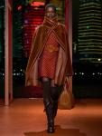 Новая коллекция Hermès Resort 2026, представленная в Шанхае под руководством креативного директора Надеж Ванхи (Nadège Vanhee), сочетает утонченную традицию Дома с практичностью. Центральный мотив – плетеная отделка Dressage Tressage, отсылающая к конному наследию бренда.  

