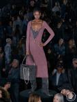 В коллекции Diesel Resort 2026 визуальный код бренда явно обновлен, но при этом не потеряна его суть. Глен Мартенс показывает, что даже при масштабных трансформациях ДНК марки остается нетронутой. Его подход сдержан, но в каждом образе чувствуется уверенность: Diesel меняется, но не теряет своей сути.