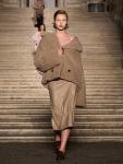Max Mara Resort 2026 – это не просто очередной показ. Это коллекция о свободе, зрелости и элегантности, рассказанная языком архитектуры, кино и моды. Женщина из этой коллекции – современная Венера, в которой сочетаются чувственность, независимость и безошибочный вкус.