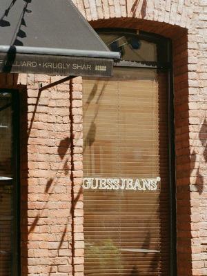 Guess Jeans в коллаборации с площадкой ДВОР запускает летний хаб в Москве (107833-guess-jeans-dvor-01.jpg)