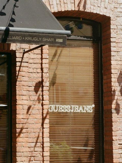 Guess Jeans в коллаборации с площадкой ДВОР запускает летний хаб в Москве (107833-guess-jeans-dvor-01.jpg)