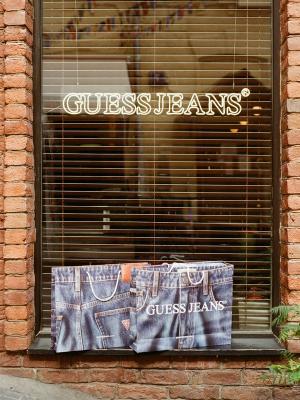 Guess Jeans в коллаборации с площадкой ДВОР запускает летний хаб в Москве (107833-guess-jeans-dvor-b.jpg)