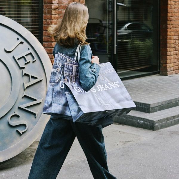 Guess Jeans в коллаборации с площадкой ДВОР запускает летний хаб в Москве (107833-guess-jeans-dvor-s.jpg)