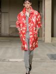 Первая коллекция Джулиана Клауснера для Dries Van Noten – событие, полное ожиданий и символизма. Впервые за почти полвека шоу бренда прошло без самого Дриса Ван Нотенa, но дух его эстетики остался в каждом силуэте, ткани и детали.
