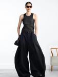 Коллекция Sacai Resort 2026 стала органичным продолжением мужской линии Читосе Абэ и также была представлена в виде лукбука. В ней дизайнер усиливает интерес к форме: рукава жакетов становятся более скульптурными и выразительными, а брюки – объемнее, расширяясь книзу.