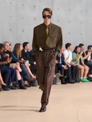 Коллекция Saint Laurent Menswear весна-лето 2026 (107966-saint-laurent-ss-04.jpg)