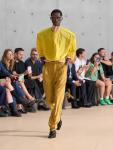 Энтони Ваккарелло продолжает уверенно переписывать коды Дома Saint Laurent, возвращаясь к истокам и одновременно открывая новые горизонты. В мужской коллекции весна-лето 2026 дизайнер вновь обращается к образу молодого Ива Сен-Лорана – отправной точкой стали архивные фотографии кутюрье, сделанные в его родном Оране. 
