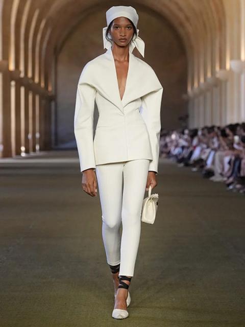 Коллекция Jacquemus осень-зима 2025/26 (108113-jacquemus-fw-02.jpg)