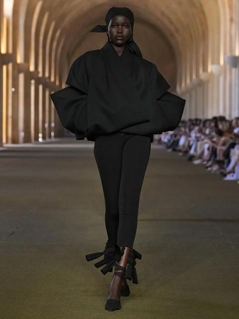 Коллекция Jacquemus осень-зима 2025/26 (108113-jacquemus-fw-04.jpg)