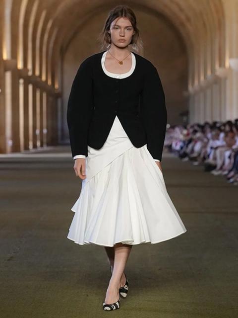 Коллекция Jacquemus осень-зима 2025/26 (108113-jacquemus-fw-07.jpg) Коллекция Jacquemus осень-зима 2025/26 (108113-jacquemus-fw-07.jpg)