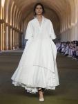 В осенне-зимней коллекции Jacquemus 2025 Симон Порт Жакмюс снова обратился к личному – к своим корням, семье и югу Франции, где он вырос. Образы напоминали страницы старого семейного альбома: косынки на голове, хлопковые и льняные ткани, прямые рубашки, юбки в пол, платья-кроше.