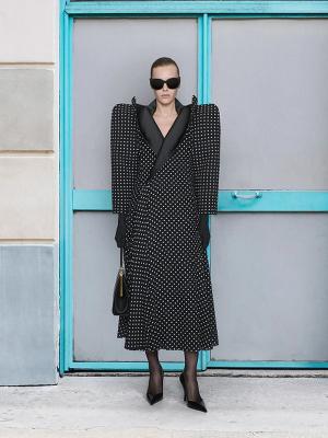 Коллекция Balenciaga осень-зима 2025/26 (108135-balenciaga-fw-01.jpg)