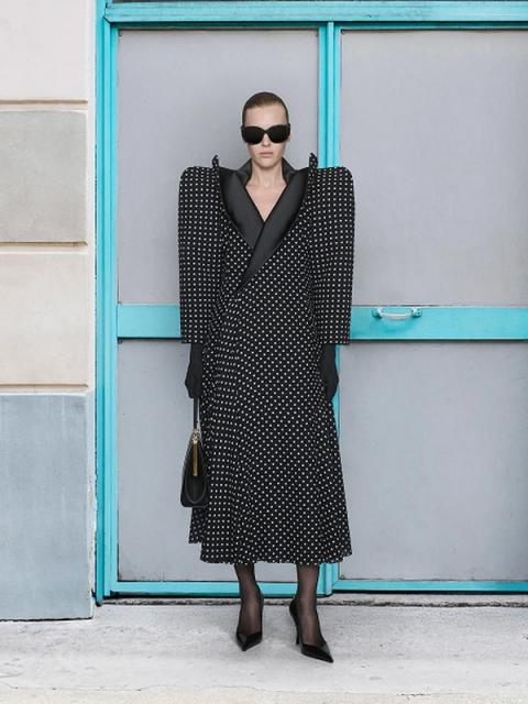 Коллекция Balenciaga осень-зима 2025/26 (108135-balenciaga-fw-01.jpg)