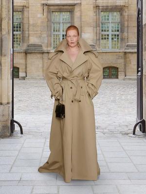 Коллекция Balenciaga осень-зима 2025/26 (108135-balenciaga-fw-04.jpg)