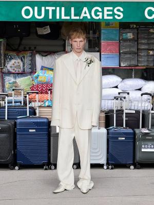 Коллекция Balenciaga осень-зима 2025/26 (108135-balenciaga-fw-08.jpg)