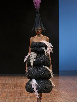 Коллекция Viktor & Rolf осень-зима 2025/26 (108189-viktor-rolf-fw-01.jpg)