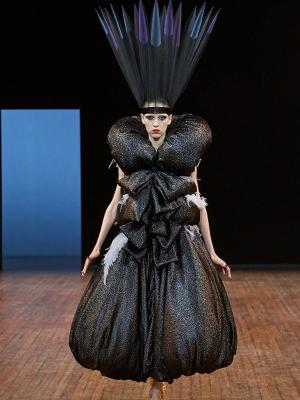 Коллекция Viktor & Rolf осень-зима 2025/26 (108189-viktor-rolf-fw-04.jpg)