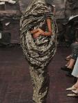 В своей дебютной коллекции для Margiela Гленн Мартенс не просто перенял язык бренда, он переписал его эмоционально и визуально. Около 30% коллекции в Maison Margiela собрали из вторичных материалов – использовались бумага, ксерокопии обоев, винтажные украшения и металлические пластинки. 