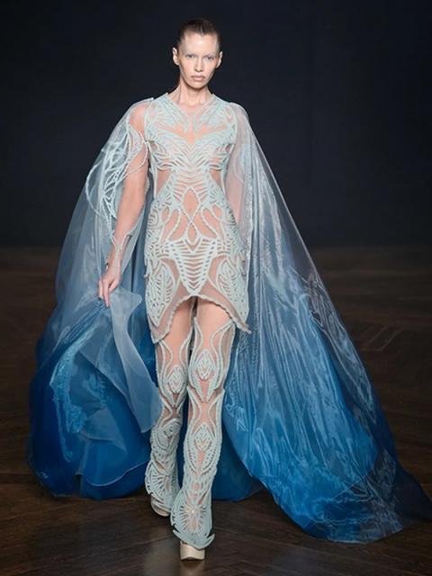 Коллекция Iris van Herpen осень-зима 2025/26 (108212-iris-van-herpen-fw-01.jpg)