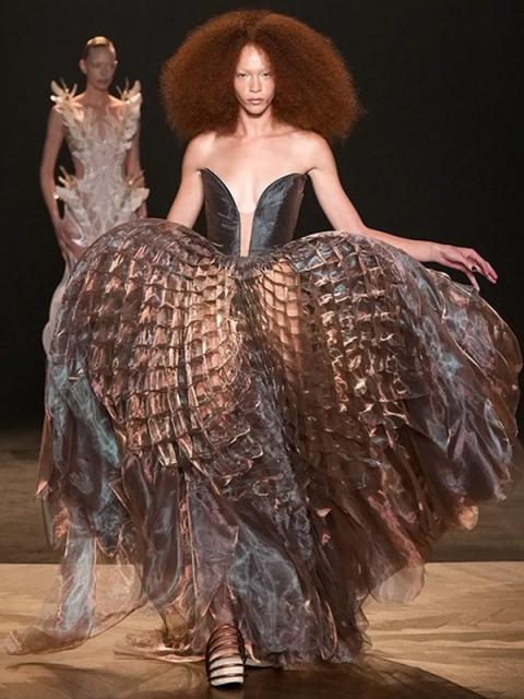 Коллекция Iris van Herpen осень-зима 2025/26 (108212-iris-van-herpen-fw-03.jpg)